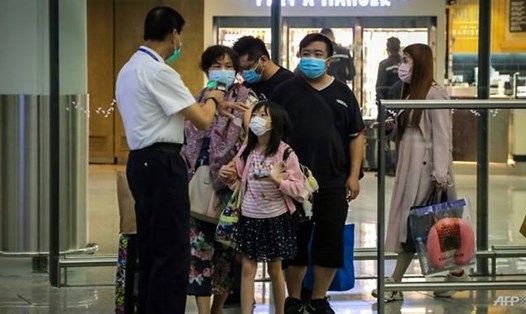 Hành khách kiểm tra nhiệt độ tại sân bay quốc tế Hong Kong. Ảnh: AFP/VIVEK PRAKASH.