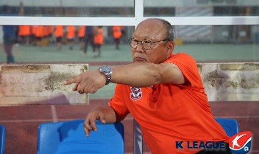 Huấn luyện viên Park Hang-seo khi còn dẫn dắt Gyeongnam FC ở K.League 2007. Ảnh: K.League.