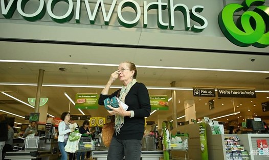 Một người lớn tuổi tại siêu thị Woolworths, Sydney trong giờ mở cửa sớm đặc biệt dành cho khách hàng là người già và người tàn tật, ngày 17.3. Ảnh: AFP