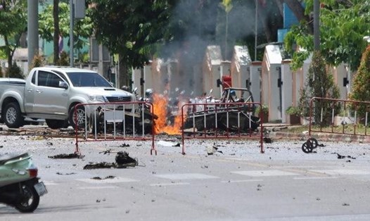 Vụ nổ bom trước trụ sở văn phòng chính quyền ở Yala, miền Nam Thái Lan hôm 17.3. Ảnh: Reuters.