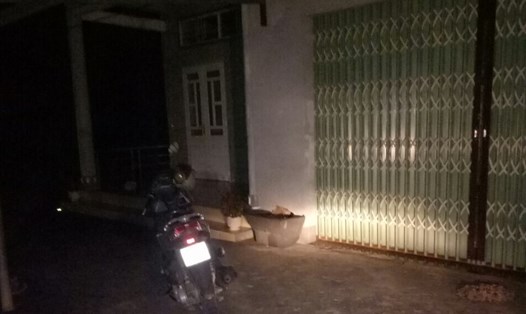 Chiếc xe máy của Chủ tịch xã trong đêm bị bắt gặp ở nhà của vợ người khác (ảnh người dân cung cấp)