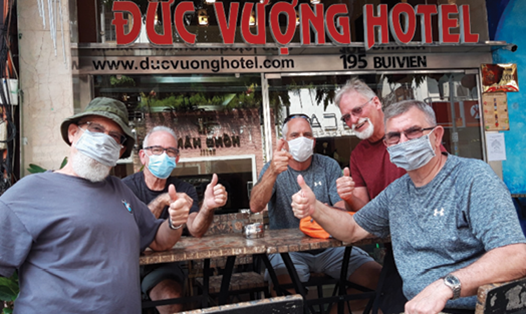 Ông Kevin Wood (60 tuổi, quốc tịch Mỹ, ngồi ngoài cùng bên phải) và 4 người bạn hiện cư trú tại một khách sạn trên đường Bùi Viện (phường Phạm Ngũ Lão, quận 1) cảm thấy yên tâm khi du lịch tại Việt Nam. Ảnh: Trần Khanh