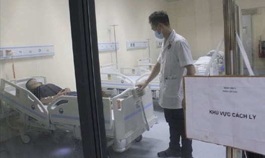 Một bệnh nhân được cách ly tại Bệnh viện E. Ảnh: T.Xuân