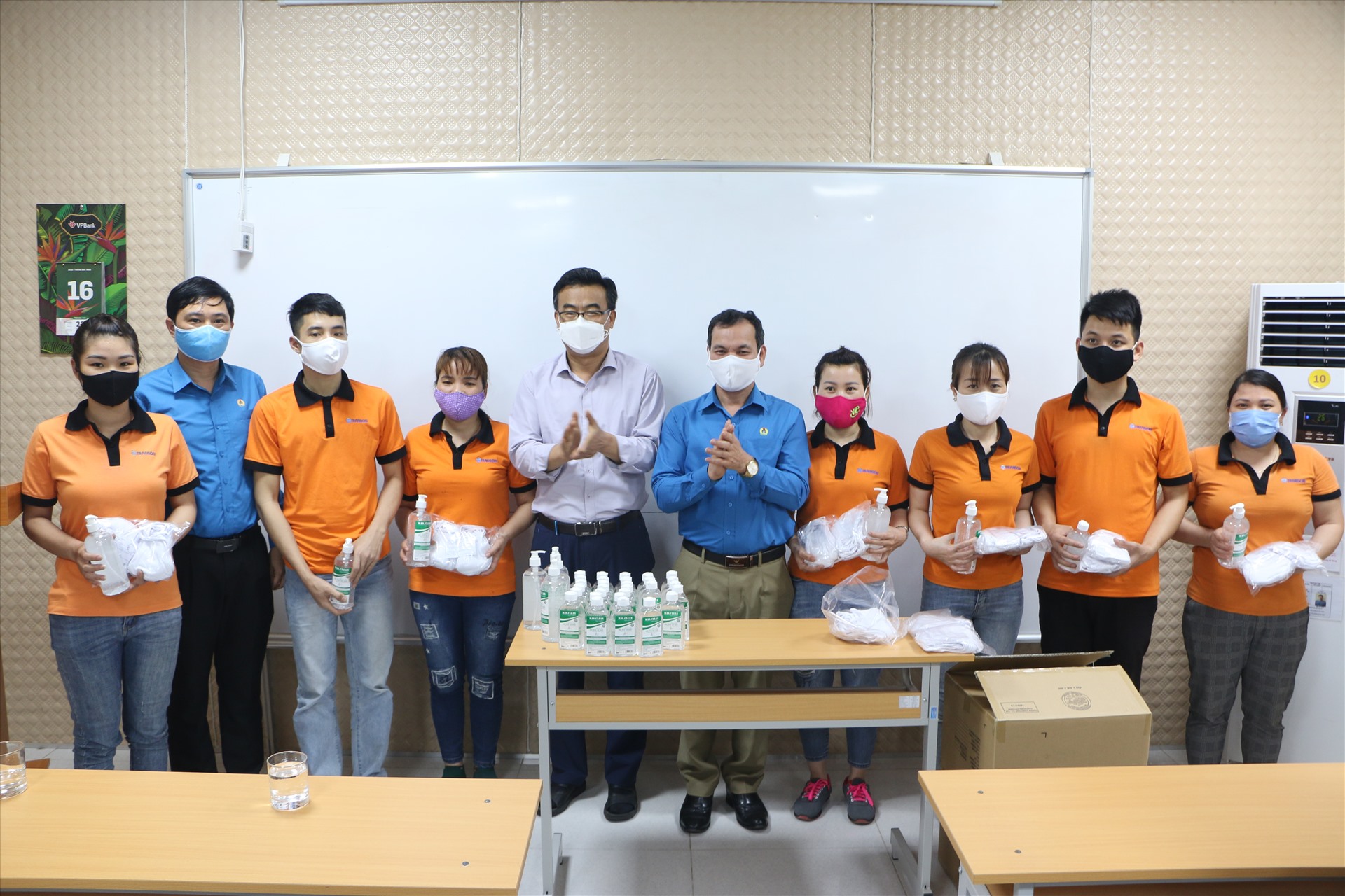 Lãnh đạo LĐLĐ tỉnh tặng khẩu trang và dung dịch rửa tay khô cho CNLĐ tại Công ty TNHH Transon Việt Nam (Khu công nghiệp Lương Sơn, Hòa Bình).