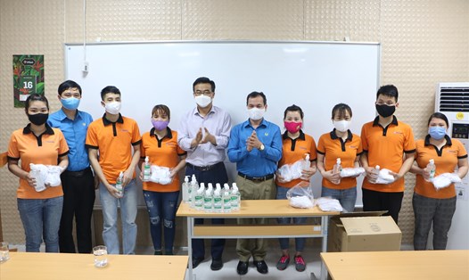 Lãnh đạo LĐLĐ tỉnh tặng khẩu trang và dung dịch rửa tay khô cho CNLĐ tại Công ty TNHH Transon Việt Nam (Khu công nghiệp Lương Sơn, Hòa Bình).
