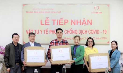 Đại diện Quỹ Thiện Tâm trao tặng 20.000 chiếc khẩu trang cho Trung tâm kiểm soát bệnh tật, Sở Y tế tỉnh Quảng Ninh.