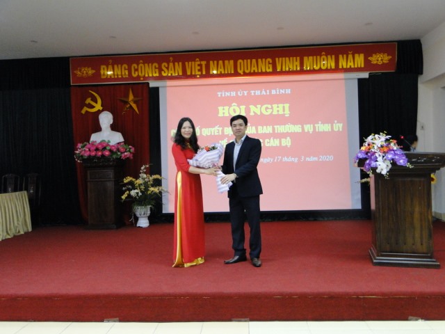 Đồng chí Bùi Xuân Vinh - Chủ tịch Liên đoàn Lao động tỉnh Thái Bình tặng hoa chúc mừng đồng chí Phạm Thị Như Phong về nhận nhiệm vụ tại Liên đoàn Lao động tỉnh.