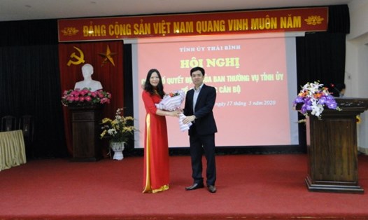 Đồng chí Bùi Xuân Vinh - Chủ tịch Liên đoàn Lao động tỉnh Thái Bình tặng hoa chúc mừng đồng chí Phạm Thị Như Phong về nhận nhiệm vụ tại Liên đoàn Lao động tỉnh.