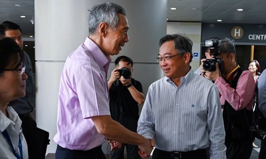 Thủ tướng Singapore Lý Hiển Long bắt tay Bộ trưởng Y tế Gan Kim Yong. Ảnh: AFP