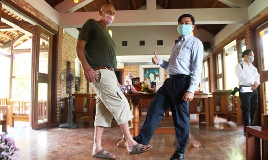 Du khách nước ngoài bắt chân Phó giám đốc Sở Du lịch tỉnh TT-Huế. Ảnh: P. Thành