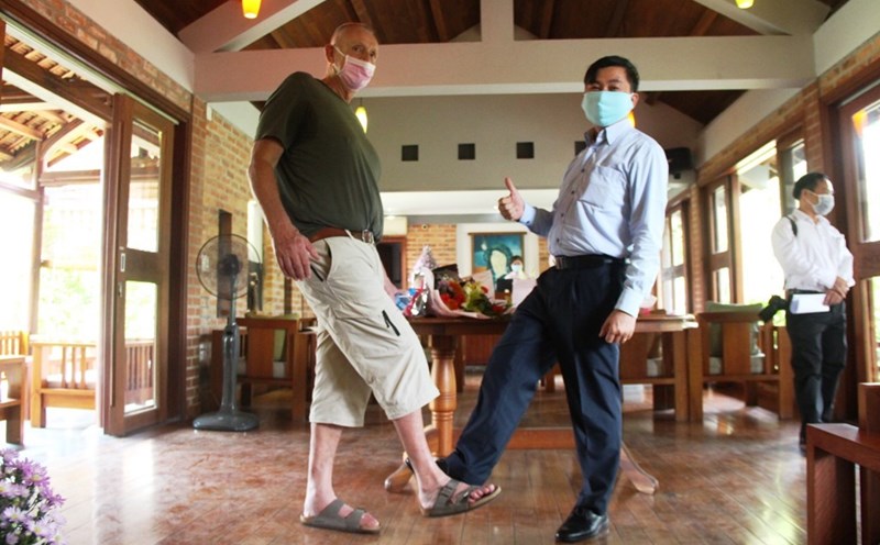 Du khách nước ngoài bắt chân Phó giám đốc Sở Du lịch tỉnh TT-Huế. Ảnh: P. Thành