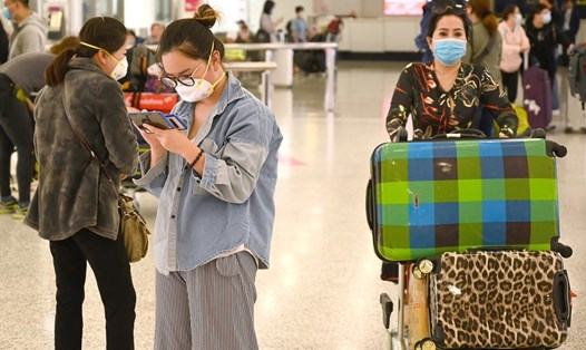 Hành khách ở sân bay Sydney, Australia đeo khẩu trang để ngăn ngừa đại dịch COVID-19 khi nước này nâng mức cảnh báo lên mức 4 đối với việc du lịch nước ngoài. Ảnh: AFP