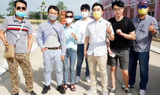 Nhóm bạn người Hàn Quốc chụp ảnh lưu niệm sau khi hết hạn cách ly tại Trường Quân sự Quân khu 9 (Sóc Trăng) ảnh: Nguyễn Phong