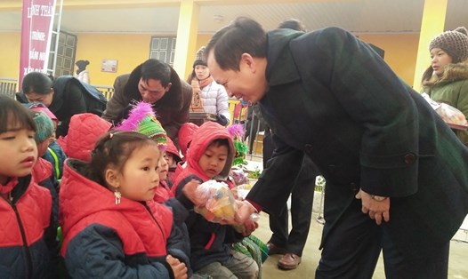 Đồng chí Đào Minh Tú, Phó Thống đốc Ngân hàng Nhà nước, Chủ tịch Công đoàn Ngân hàng Việt Nam trao quà cho trẻ em vùng cao có hoàn cảnh khó khăn. Ảnh: L.P