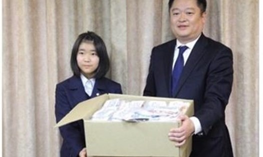 Bé gái Nhật Bản quyên góp khẩu trang tự làm hôm 17.3. Ảnh: Mainichi/Kenji Noro.