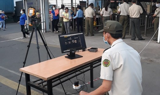 Máy camera kiểm soát thân nhiệt được trang bị tại Công ty Taekwang Vina, KCN Biên Hòa 2, Đồng Nai. Ảnh: PV