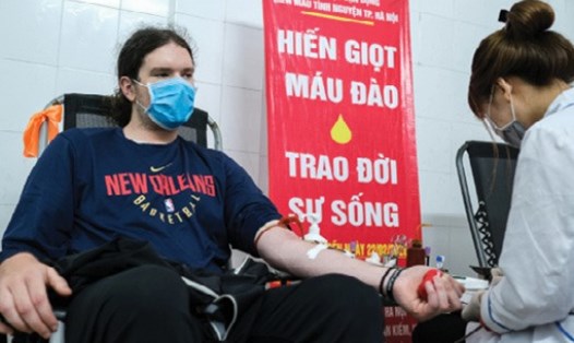 Người nước ngoài tham gia hiến máu sáng nay 18.3. Ảnh: Hoàng Việt