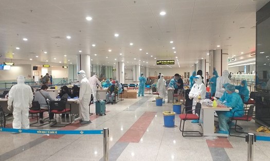 Công tác kiểm dịch tại sân bay Việt Nam được một người nước ngoài ghi lại. Ảnh: Facebook