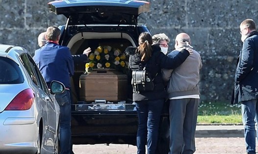 Đưa người thân qua đời vì COVID-19 đến nghĩa trang Bergamo, Italia. Ảnh: Reuters