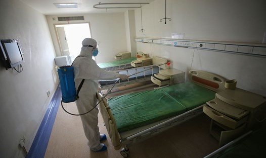 Nhân viên y tế khử trùng tại một bệnh viện ở Vũ Hán, Trung Quốc. Ảnh: AFP/Getty.