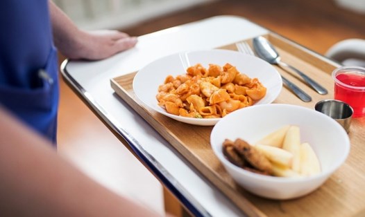 Thói quen ăn quá no vào buổi tối là nguyên nhân gây ra nhiều vấn đề nghiêm trọng đến sức khỏe. Ảnh: The Guardian