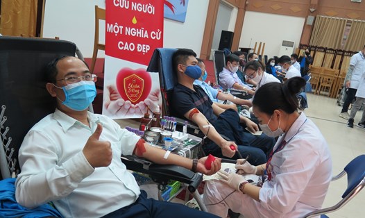 Các đoàn viên công đoàn cơ quan BHXH Việt Nam nhiệt tình hiến máu. Ảnh: B.H