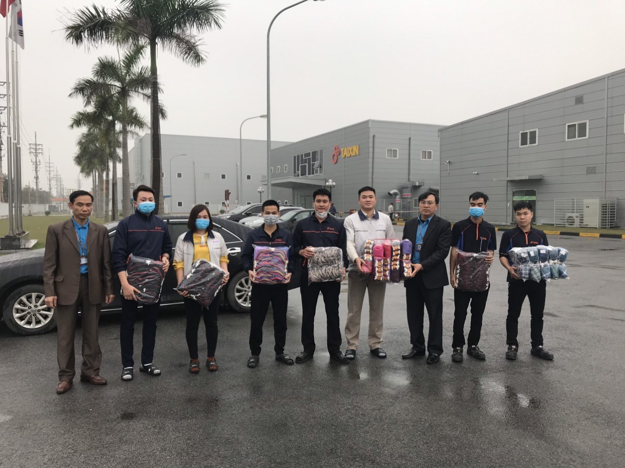 Ông Nguyễn Thế Quyết - Chủ tịch Công đoàn các Khu công nghiệp tỉnh Bắc Ninh (thứ 3 từ phải sang) phát khẩu trang vải kháng khuẩn cho công nhân lao động.