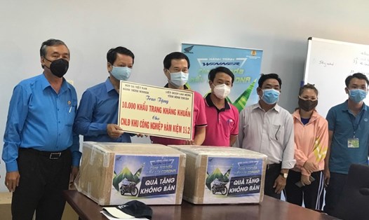 Đồng chí Nguyễn Xuân Phối - Chủ tịch Liên đoàn Lao động tỉnh trao tặng 10.000 khẩu trang cho đại diện các công ty.