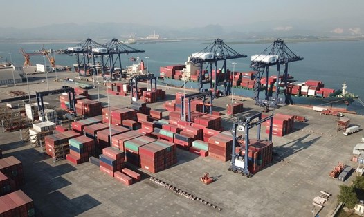 Cảng quốc tế Cái Lân mỗi tuần vẫn đón tàu container siêu trọng. Ảnh: N.H
