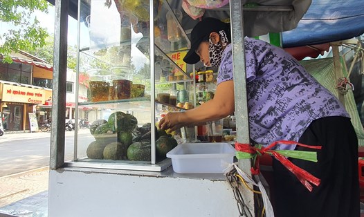 Bà Nguyễn Thị Hằng (phường Bến Nghé, Quận 1) chuẩn bị những thực phẩm cho buổi bán hàng ngày 19.3. Ảnh: ĐT