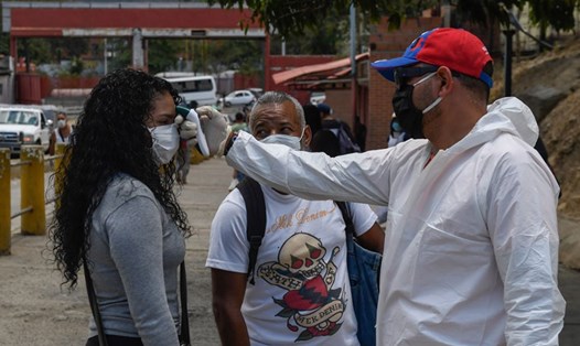 Đo kiểm tra thân nhiệt ở thủ đô Caracas, Venezuela ngày 18.3. Ảnh: AFP