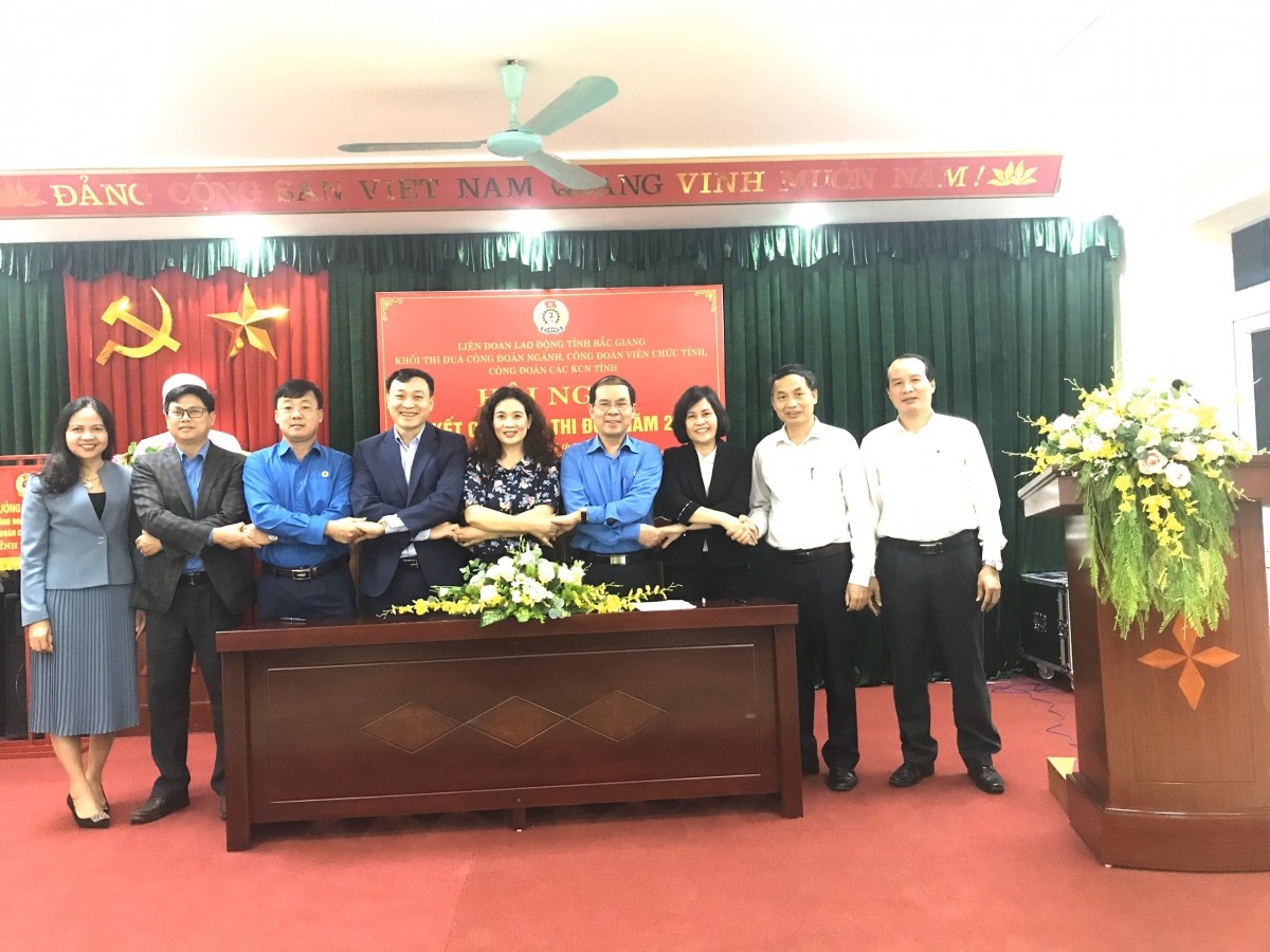 Đại diện lãnh đạo các công đoàn ngành, Công đoàn Viên chức, Công đoàn Các khu công nghiệp tỉnh ký giao ước thi đua.