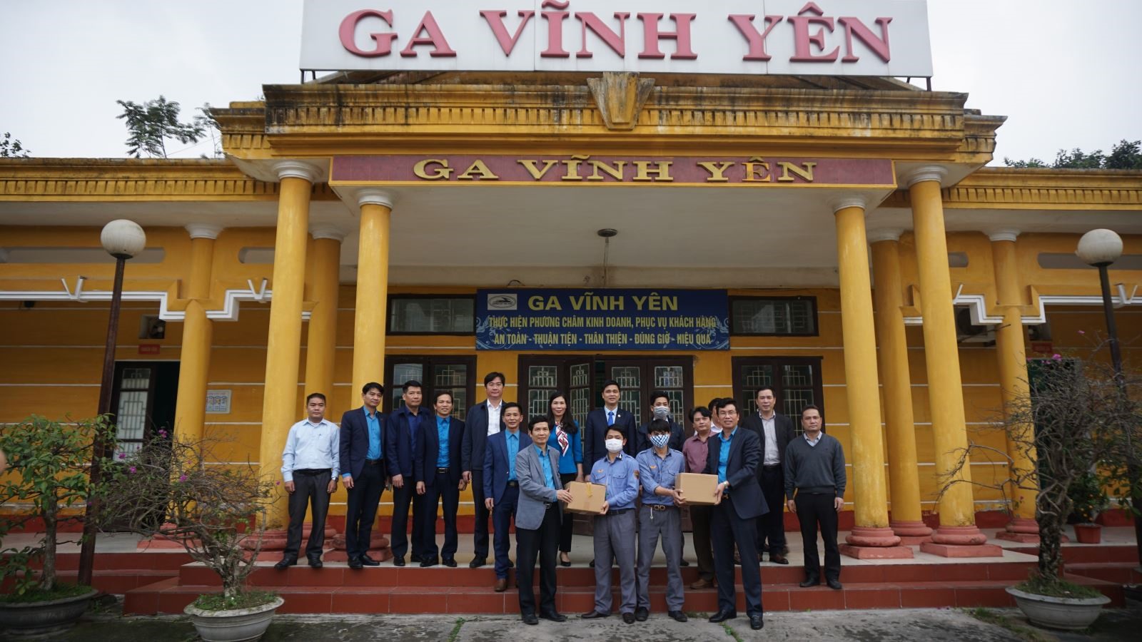 Phó Chủ tịch Tổng LĐLĐVN Ngọ Duy Hiểu cùng lãnh đạo Công đoàn Dầu khí Việt Nam và các CĐ trong khối thi đua trao tặng hỗ trợ phòng, chống dịch