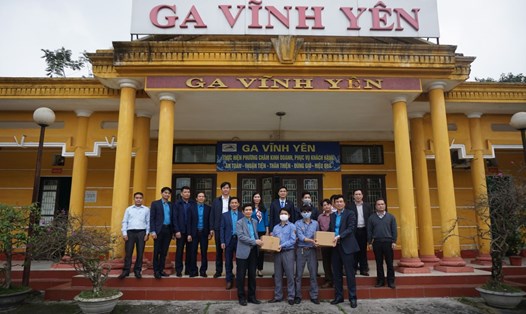 Phó Chủ tịch Tổng LĐLĐVN Ngọ Duy Hiểu cùng lãnh đạo Công đoàn Dầu khí Việt Nam và các CĐ trong khối thi đua trao tặng hỗ trợ phòng, chống dịch