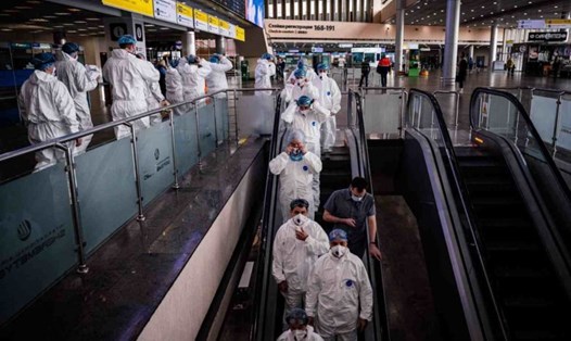 Các nhân viên y tế mặc đồ bảo hộ tại sân bay quốc tế Sheremetyevo (Nga) hôm 18.3. Ảnh: AFP.