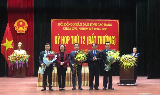 Đại diện lãnh đạo tỉnh Cao Bằng tặng hoa chúc mừng Tân Phó Chủ tịch Ủy ban Nhân dân tỉnh Cao Bằng Lê Hải Hòa (đứng giữa)