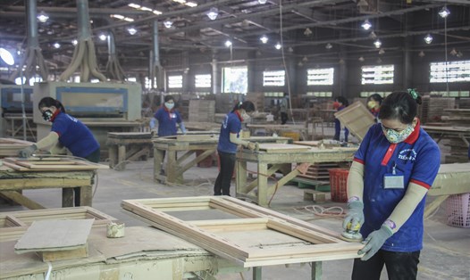 Công nhân sản xuất gỗ ở Bình Định.