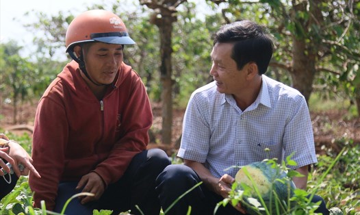 Ông Nguyễn Công Bảo - Chủ tịch LĐLĐ tỉnh Đắk Lắk (phải) - hỏi thăm tình hình tiêu thụ nông sản của người dân. Ảnh: B.T