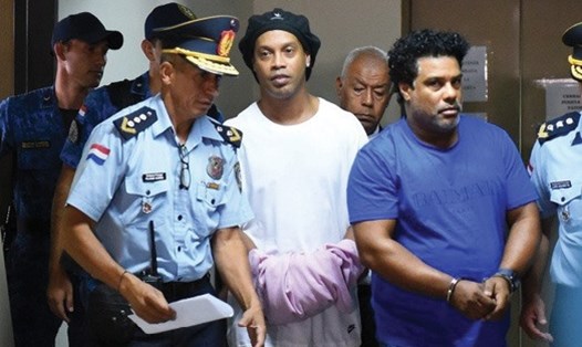 Ronaldinho có thể bị kết án 6 tháng tù vì tội sử dụng hộ chiếu giả. Ảnh: Goal