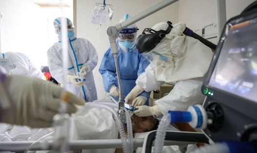 Các nhân viên y tế điều trị cho bệnh nhân COVID-19 tại Vũ Hán, Trung Quốc hôm 1.3. Ảnh: Straits Times.