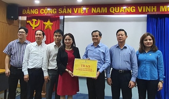 Công đoàn Dầu khí Việt Nam trao tặng khẩu trang cho đơn vị. Ảnh: CĐDK