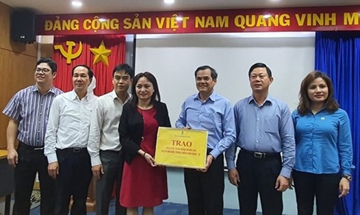 Công đoàn Dầu khí Việt Nam trao tặng khẩu trang cho đơn vị. Ảnh: CĐDK