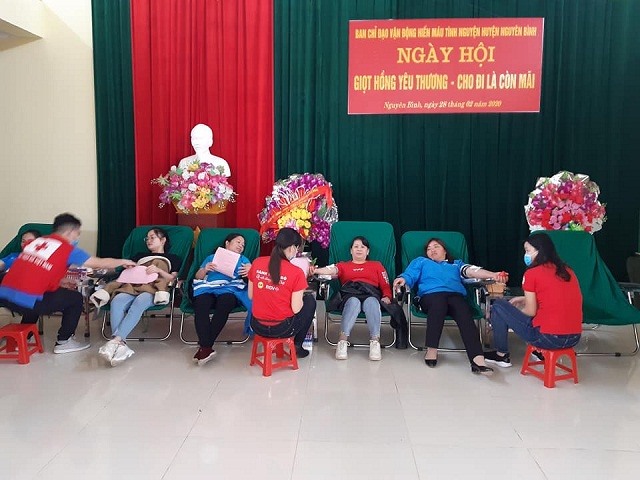 Đoàn viên Công đoàn huyện Nguyên Bình (Cao Bằng) tham gia hiến máu tình nguyện. Ảnh: C.B