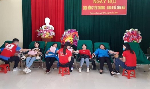 Đoàn viên Công đoàn huyện Nguyên Bình (Cao Bằng) tham gia hiến máu tình nguyện. Ảnh: C.B