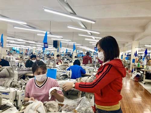 LĐLĐ TP.Hưng Yên phát khẩu trang cho nhân viên Công ty may Hưng Long 2. Ảnh: T.Đ