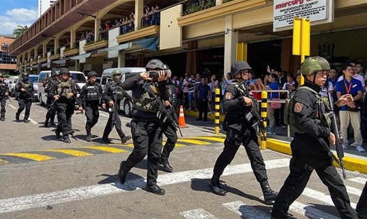 Lực lượng quân đội có vũ trang Philippines được huy động tới hiện trường. Ảnh: Aaron Favila/AP.