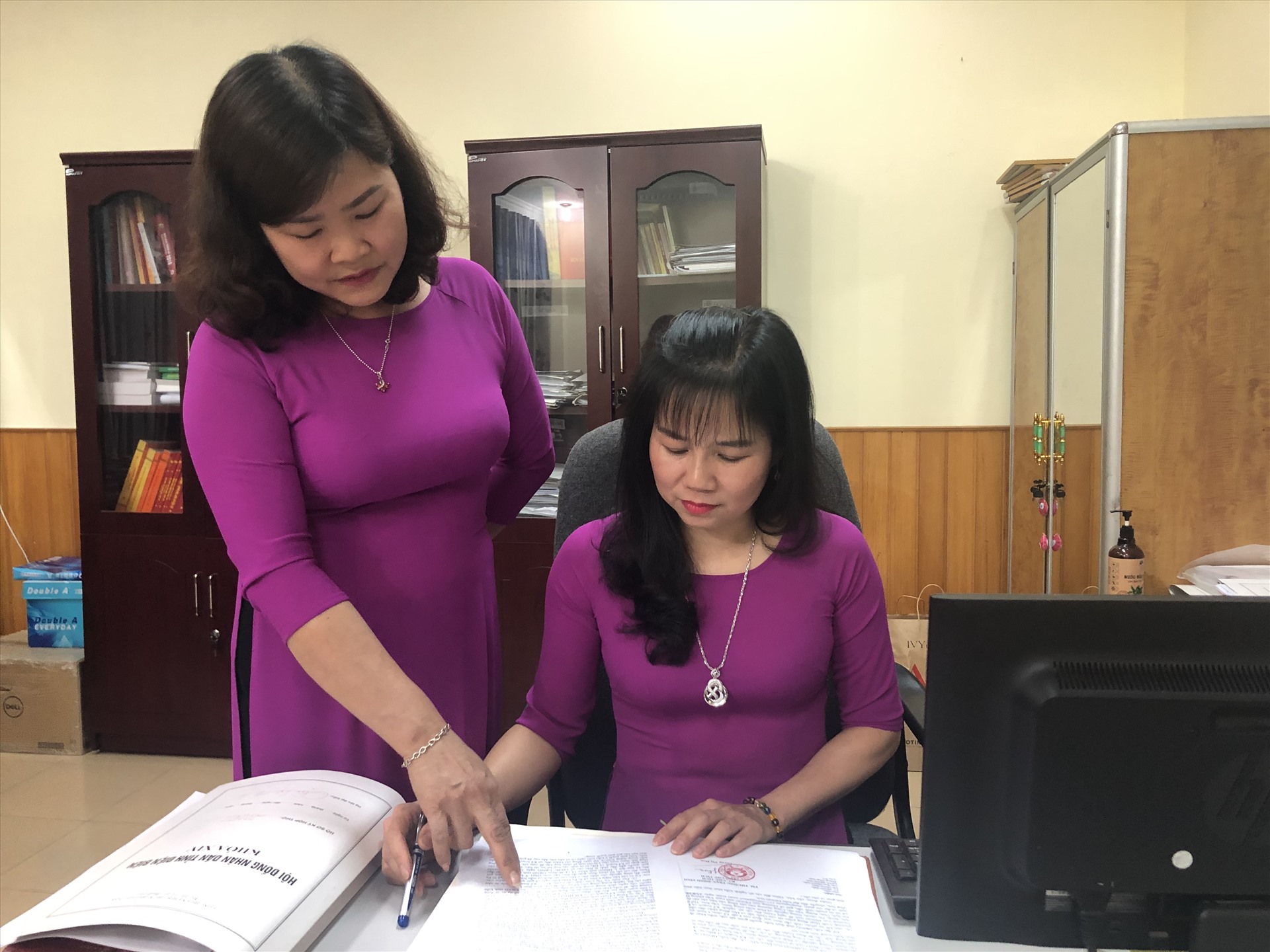 Nữ đoàn viên Công đoàn cơ sở Văn phòng Hội đồng Nhân dân tỉnh Điện Biên mặc áo dài trong ngày làm việc. Ảnh: Trần Nga