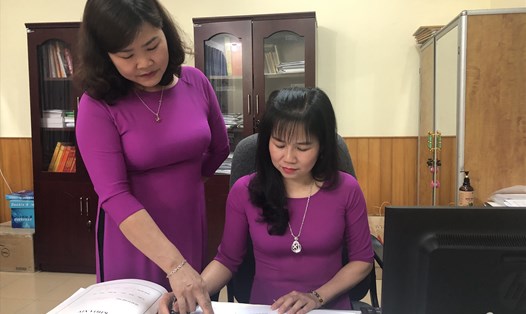 Nữ đoàn viên Công đoàn cơ sở Văn phòng Hội đồng Nhân dân tỉnh Điện Biên mặc áo dài trong ngày làm việc. Ảnh: Trần Nga