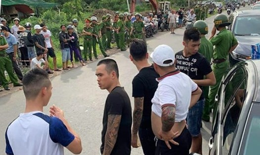 Các đối tượng giang hồ vây xe chở công an Đồng Nai. Ảnh: CTV