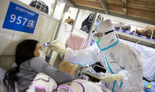 Điều trị cho bệnh nhân ở bệnh viện dã chiến Vũ Hán. Ảnh: AFP
